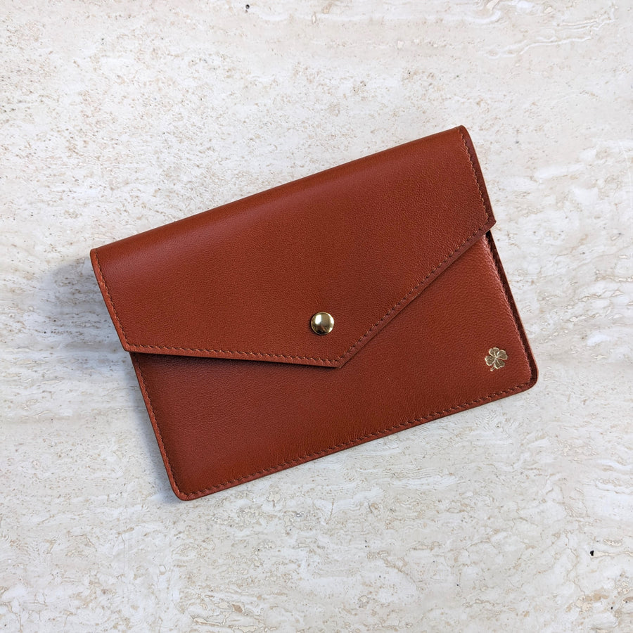 Pochette Passeport Lou cognac & trèfle doré