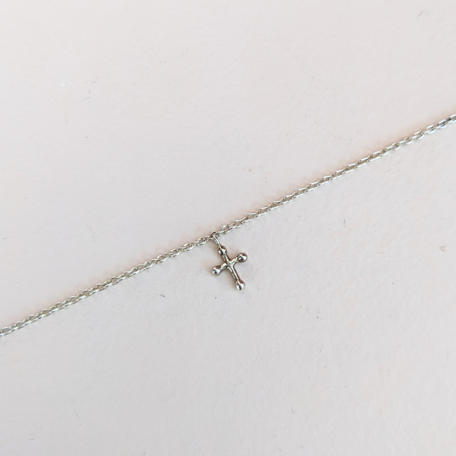 Bracelet mini croix argent Agnès de Verneuil - sélectionné pour vous par Aymée