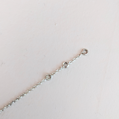 Bracelet mini croix argent Agnès de Verneuil - sélectionné pour vous par Aymée