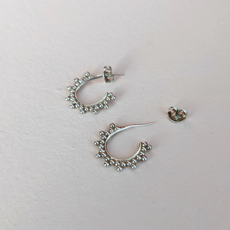 Mini créoles hélios trois perles Agnès de Verneuil - sélectionnée pour vous par Aymée