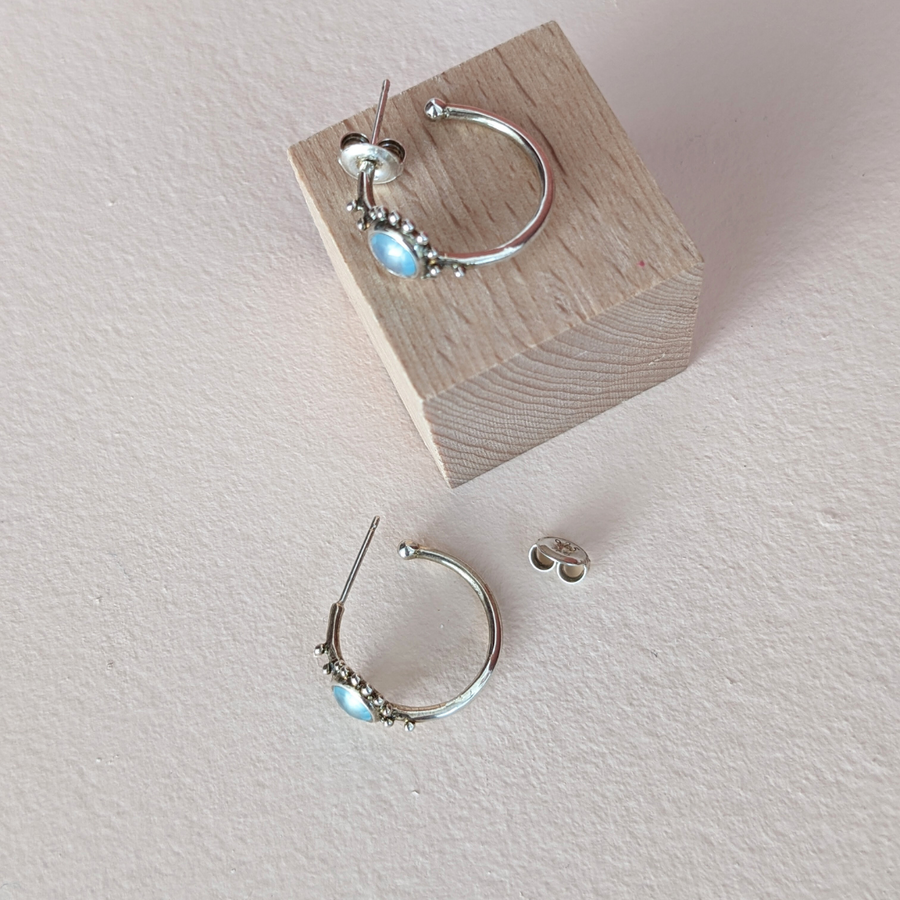 Mini créoles soleil et pierre Aqua Chalcedony Agnès de Verneuil - sélectionnée pour vous par Aymée